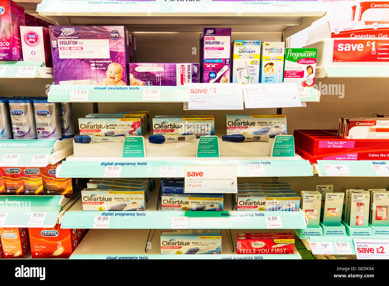 Des tests de fertilité test de grossesse ovulation vérifier kits kits produits clearblue pharmacie afficher UK Angleterre GO Banque D'Images