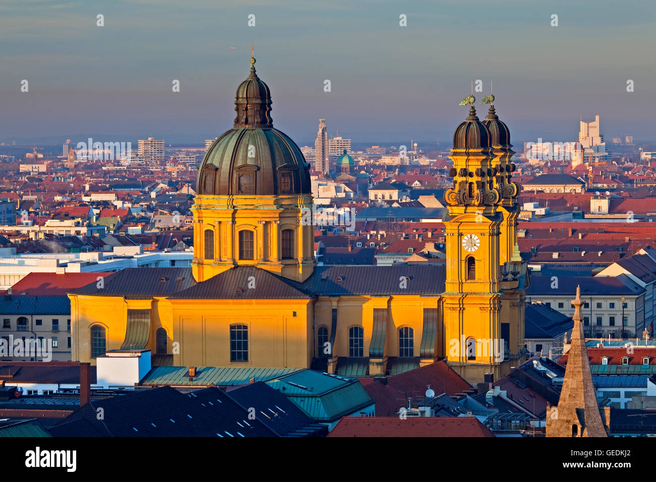 Géographie / voyage, Allemagne, Bavaria, Munich, Theatinerkirche, aka Theatinerkirche (Theatine Church St. Kajetan de saint Gaetano) dans la Ville de München (Munich), utilisez-No-Exclusive Banque D'Images