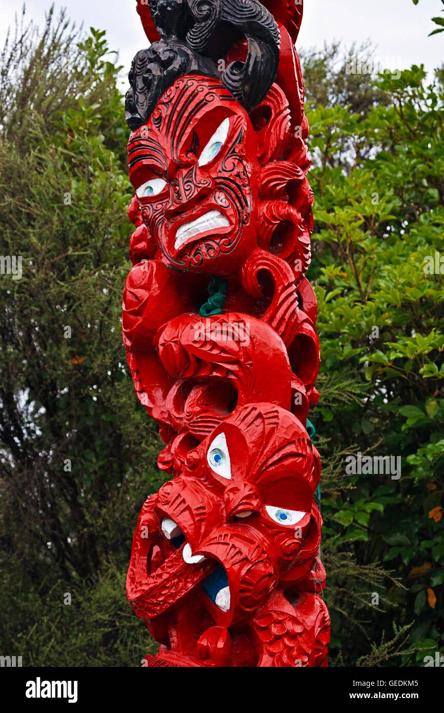 Géographie / voyages, Nouvelle-Zélande, île du Nord, Taupo, Pou (Totem) à la Terrasses Wairakei Maori Village près de Taupo, île du Nord, cette partie de l'Pou montre la vive à Dieu de la guerre, et la forme de serpent, le Dieu de l'eau., No-Exclusive-Utilisation Banque D'Images
