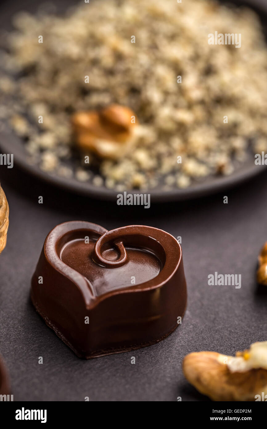 Close up de pralines en chocolat en forme de coeur Banque D'Images