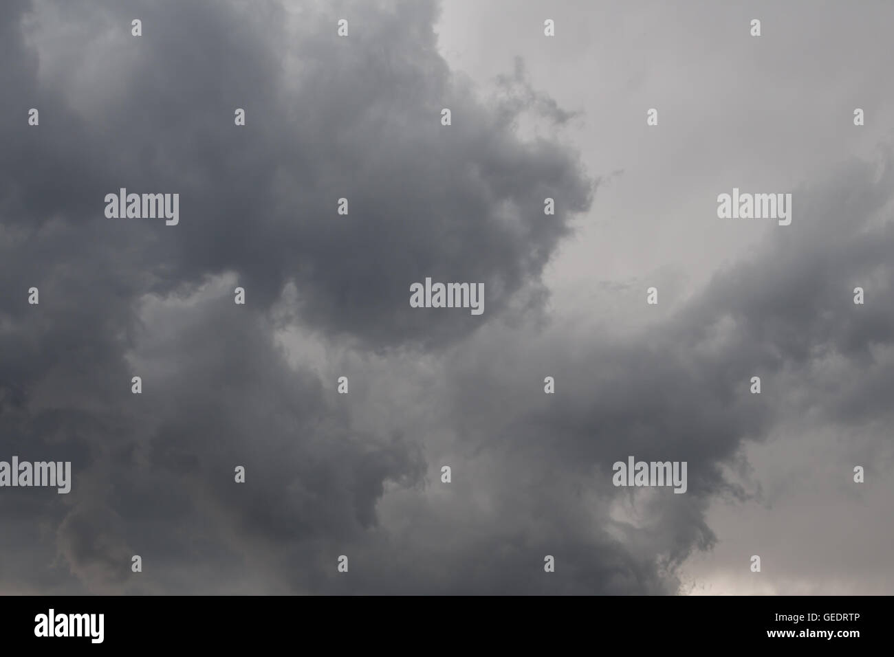 Des nuages sombres sur un jour de pluie en été Banque D'Images