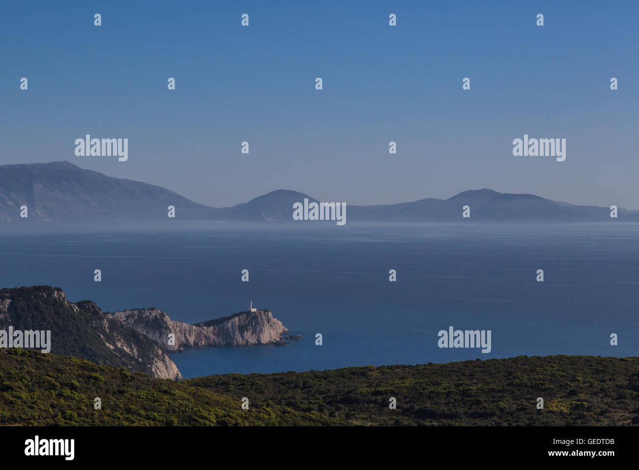 Phare sur un rocher blanc, bleu ciel et mer Banque D'Images