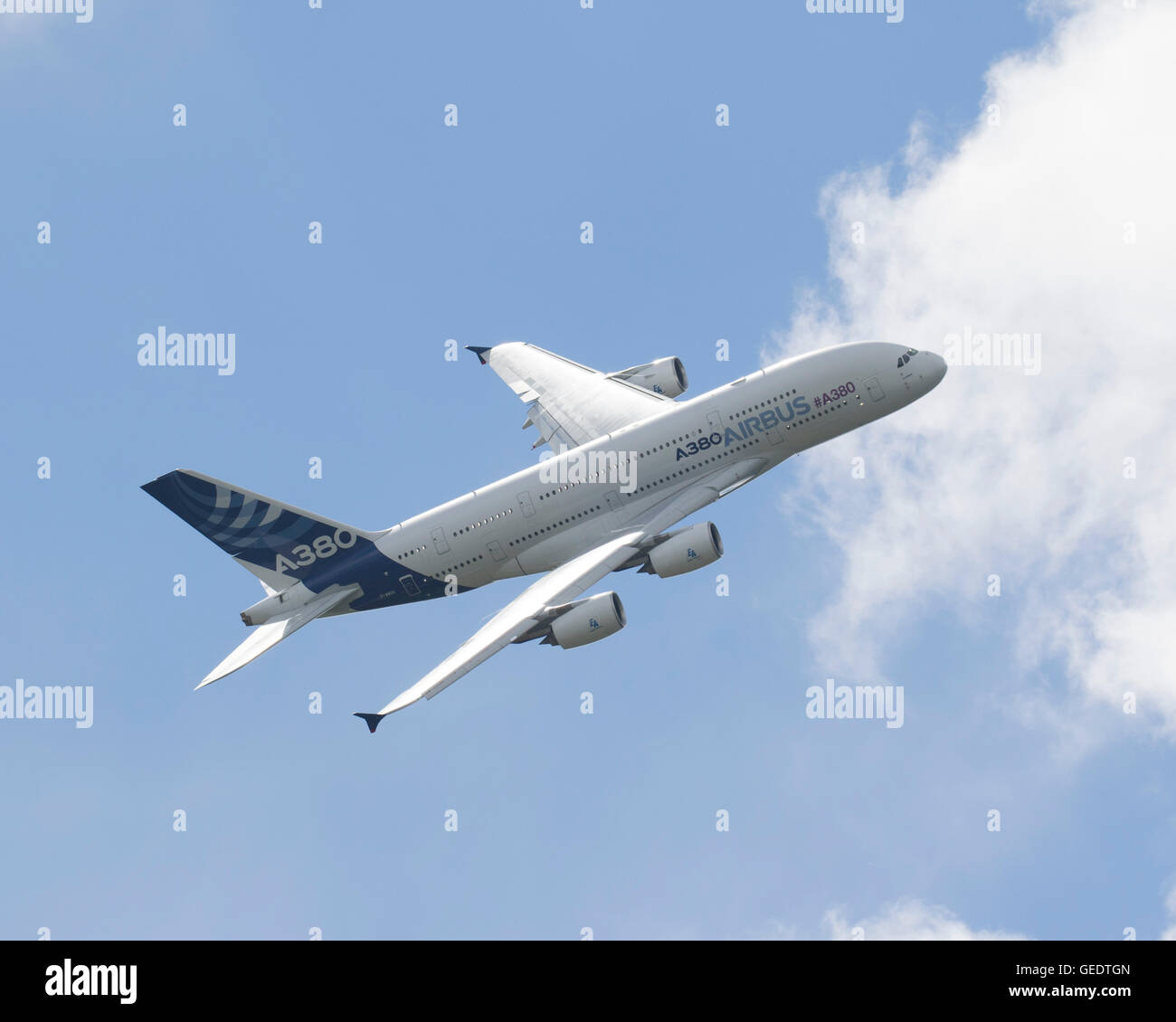 Airbus A380 avion de ligne avion volant au Farnborough International Air Show 2016 Banque D'Images