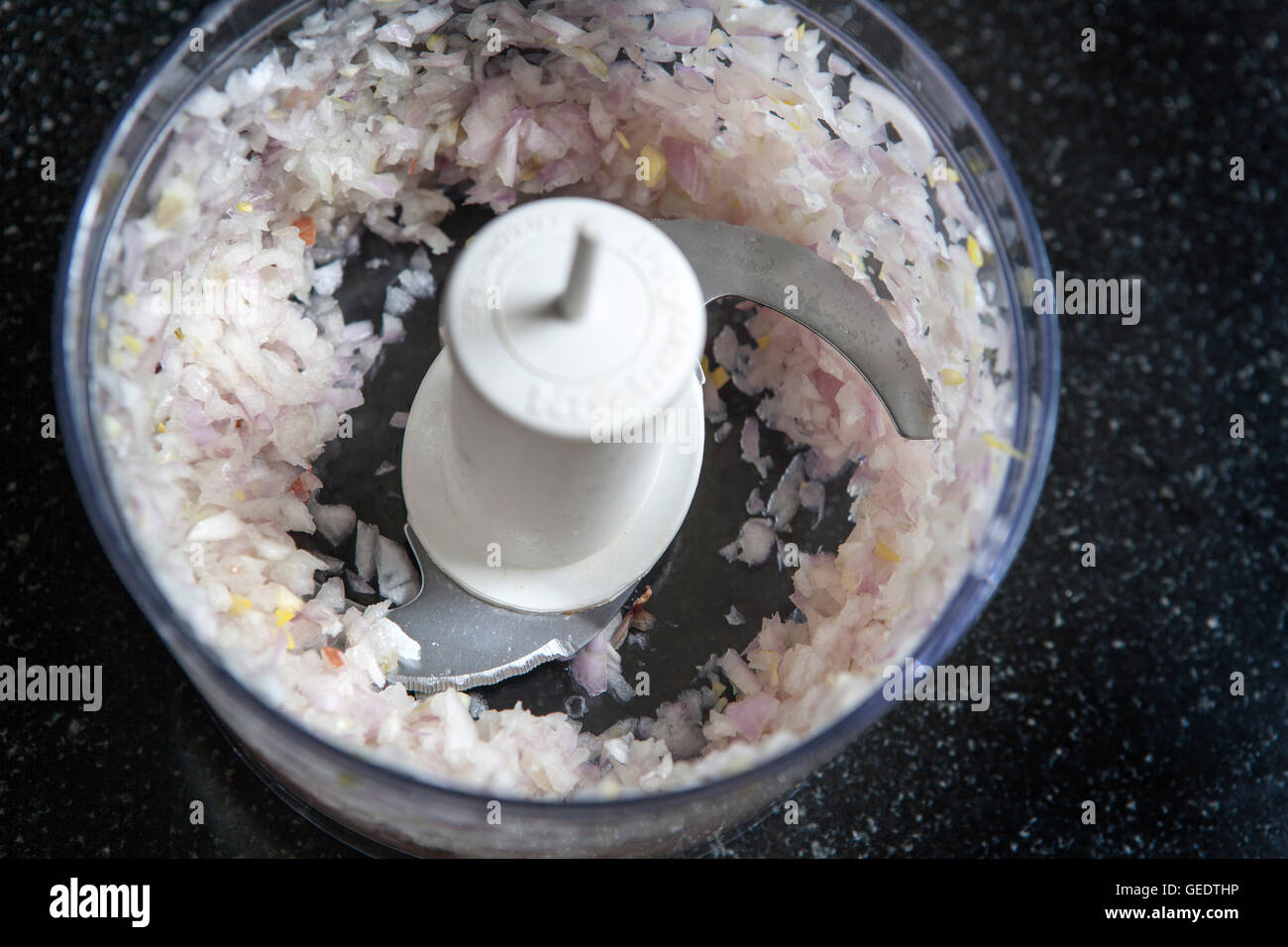 Oignons hachés au robot, High Angle View Banque D'Images