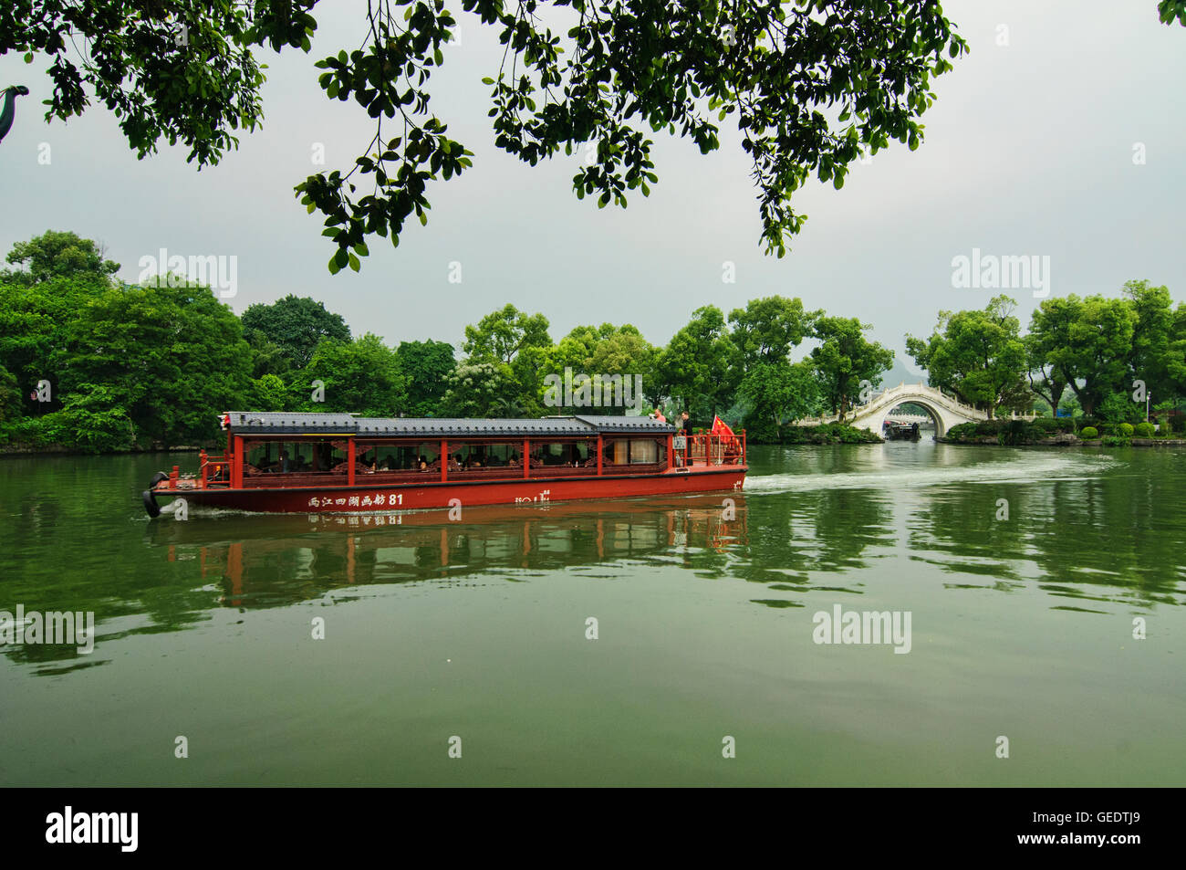 Pont en arc traditionnel en pierre sur le lac Banyan, Guilin, Chine, région autonome du Guangxi Banque D'Images