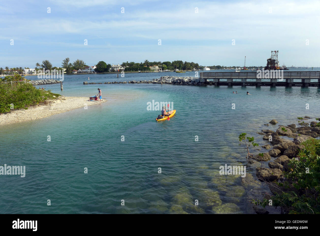 Un kayak dans les eaux autour de l'arachide par l'homme dans l'île du sud du comté de Palm Beach en Floride. Banque D'Images