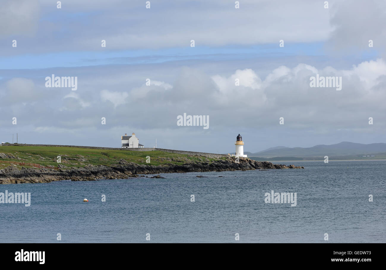 Un Rubh' Duin phare, Loch Indaal House et Loch Indaal. Port Charlotte. Islay, Hébrides intérieures, Argyll, Scotland, UK. Banque D'Images