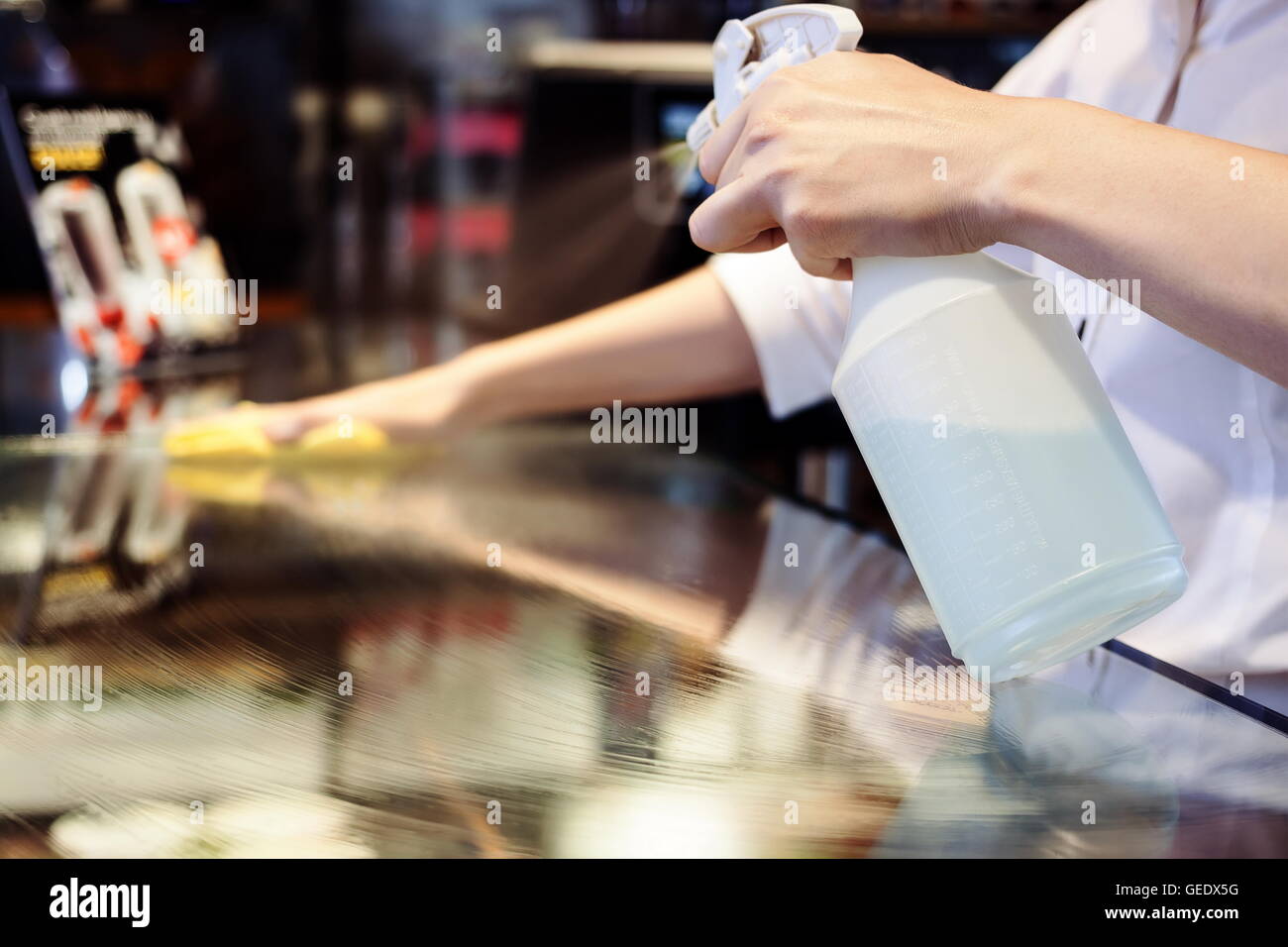 Maid service nettoyage table en verre avec spray produits chimiques et rag Banque D'Images