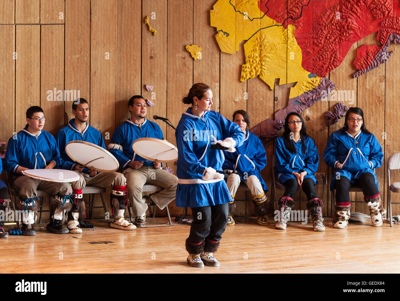 Les jeunes de l'Alaska Native démontre la danse traditionnelle de sa culture à l'Alaska Native Heritage Center, Anchorage, Alaska. Banque D'Images