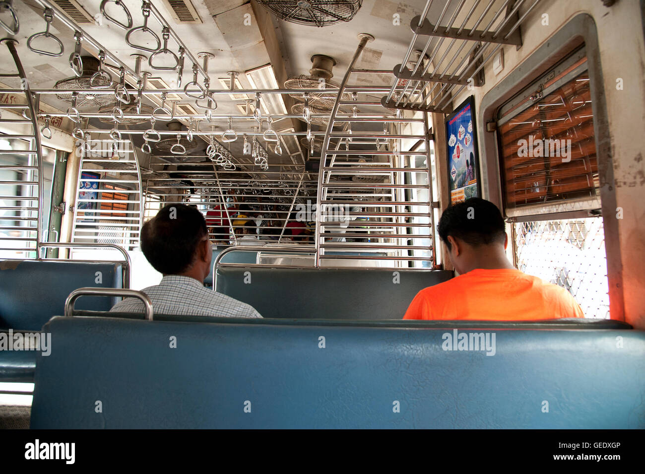 L'image du train local et les banlieusards de bâtiment de la gare CST ou VT station, Mumbai Inde Banque D'Images