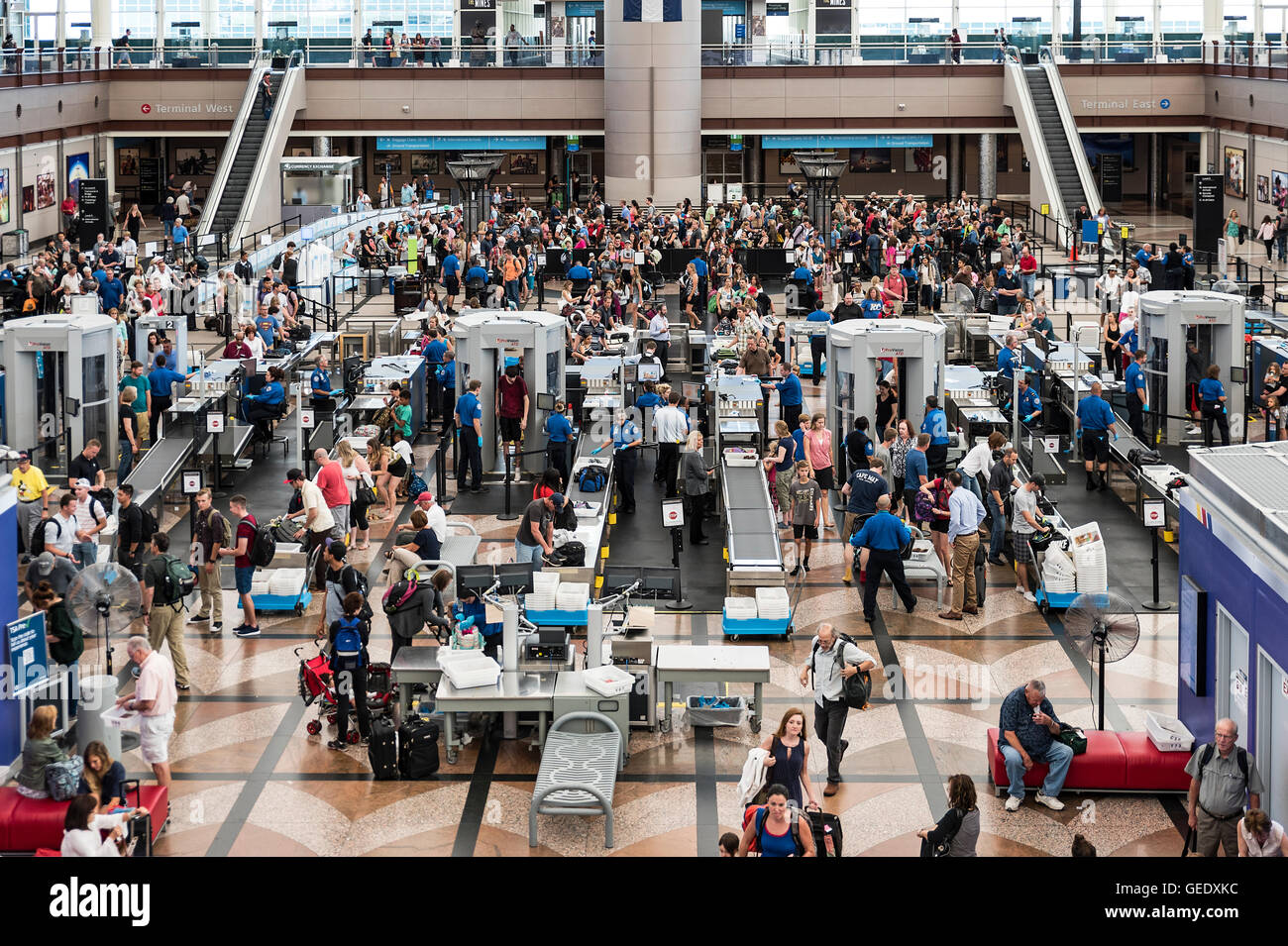 Vérification de sécurité de la TSA, l'aéroport de Denver, Colorado, USA Banque D'Images