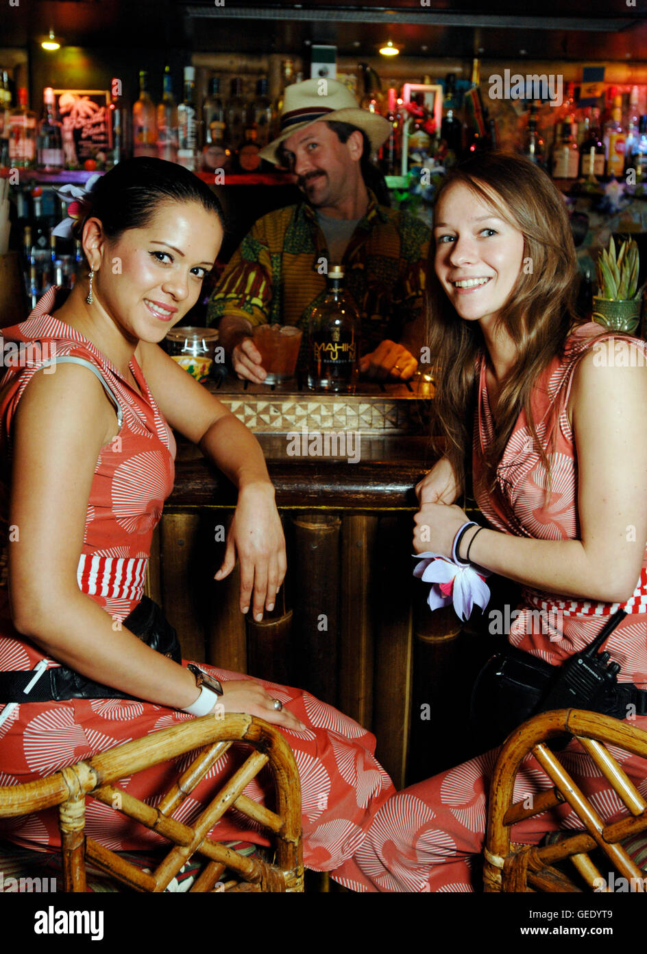 Les filles assis à un bar, Bar Mahiki, Dover Street, London 2008 Banque D'Images