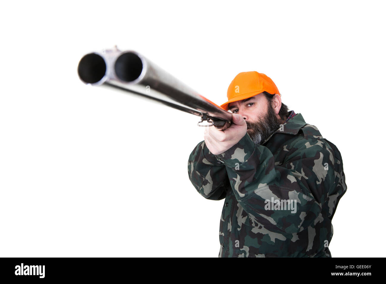 Chasseur de canard à l'orange casque de sécurité visant un fusil à canon double sur un fond blanc Banque D'Images