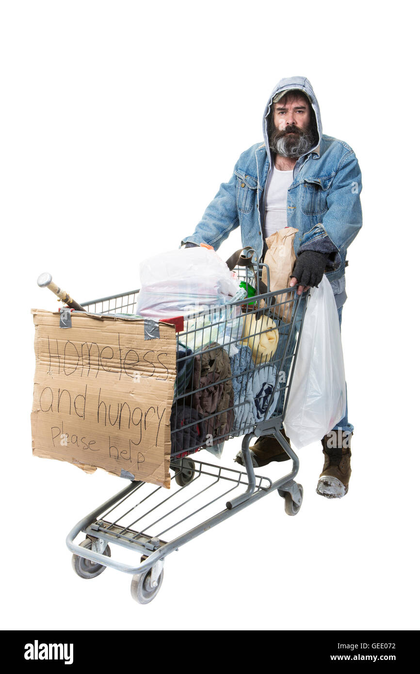 Portrait d'homme sans foyer avec barbe poussant un panier avec tous ses biens sur un fond blanc. Banque D'Images