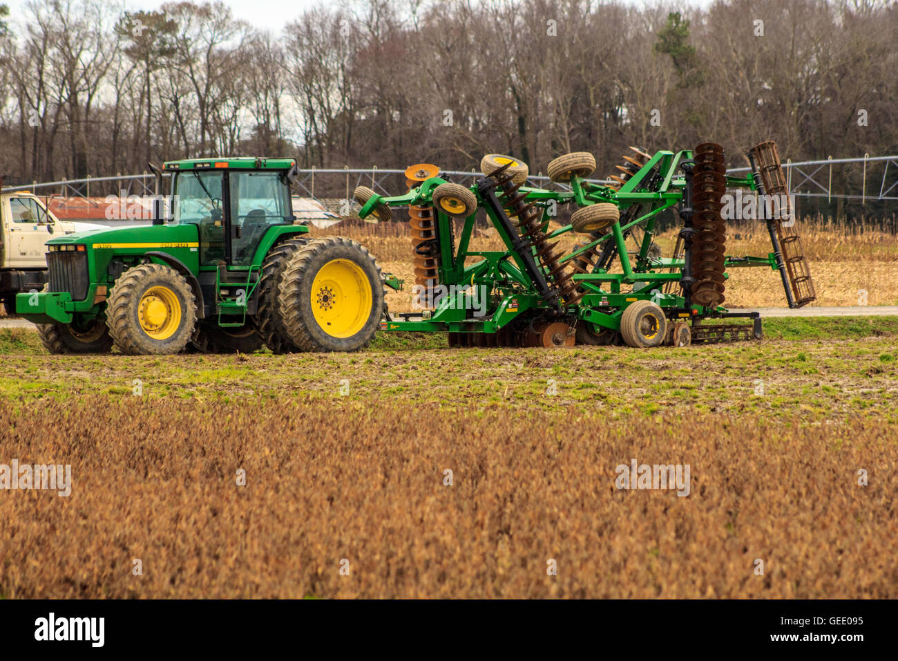 Un tracteur John Deer d'outils agricoles Banque D'Images