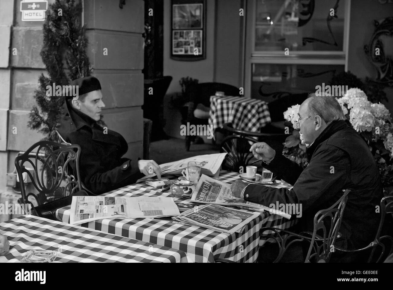 Le café, les cigarettes et les journaux : dimanche matin à la Belle Epoque, Gerechtigkeitsgasse 18, Berne, Suisse. Version noir et blanc Banque D'Images