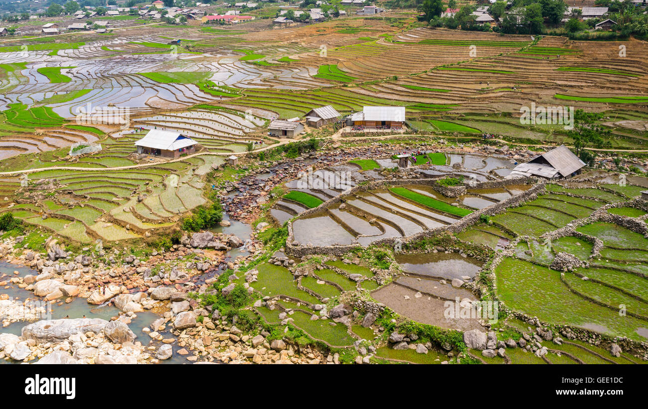 De petits villages et de rizières traditionnelles dans la région de Sapa, Vietnam du Nord. Banque D'Images