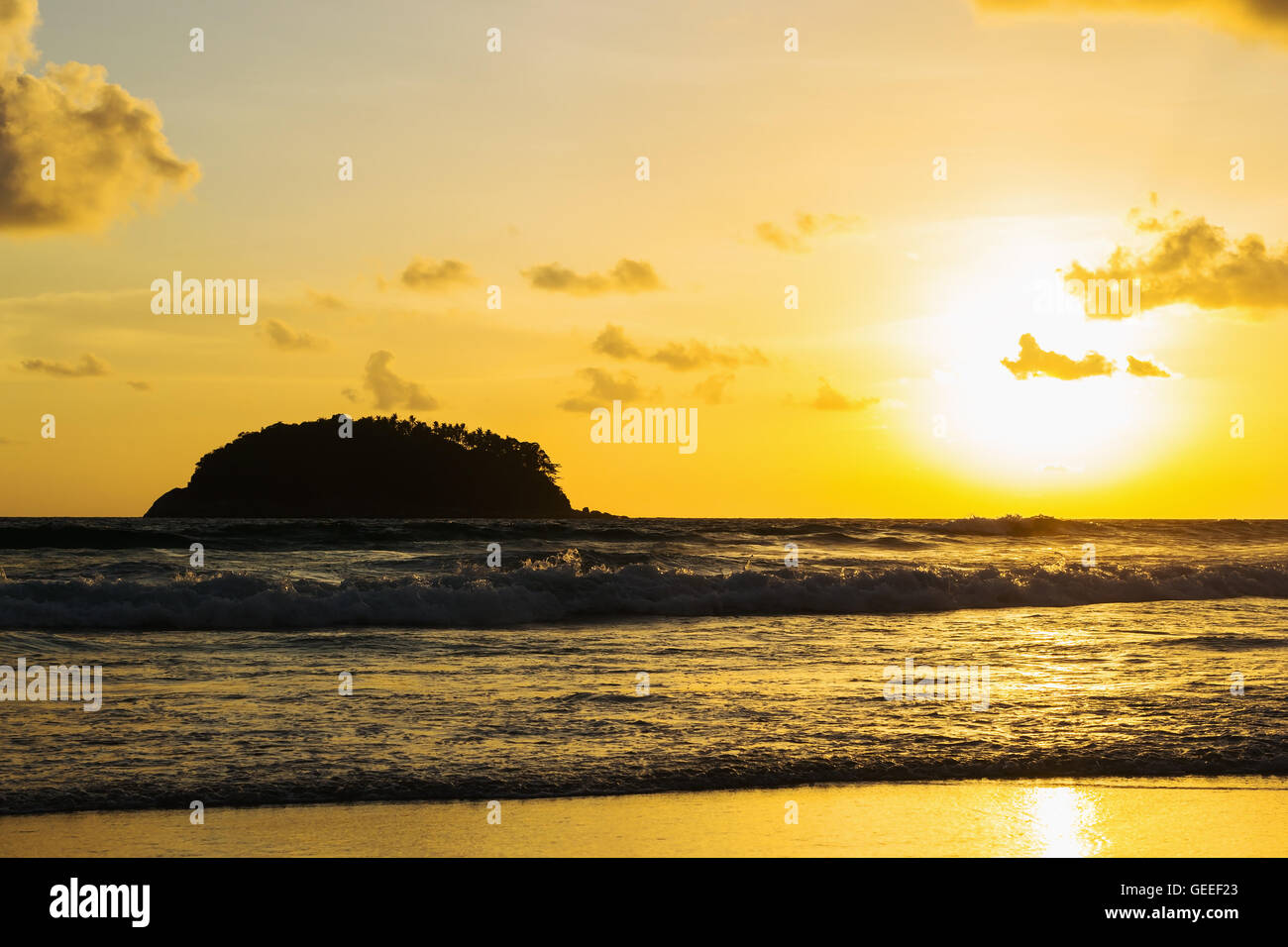 Coucher de soleil plage de la mer avec Sky et de nuages au crépuscule sur la lumière du soleil et de tons sombres Banque D'Images