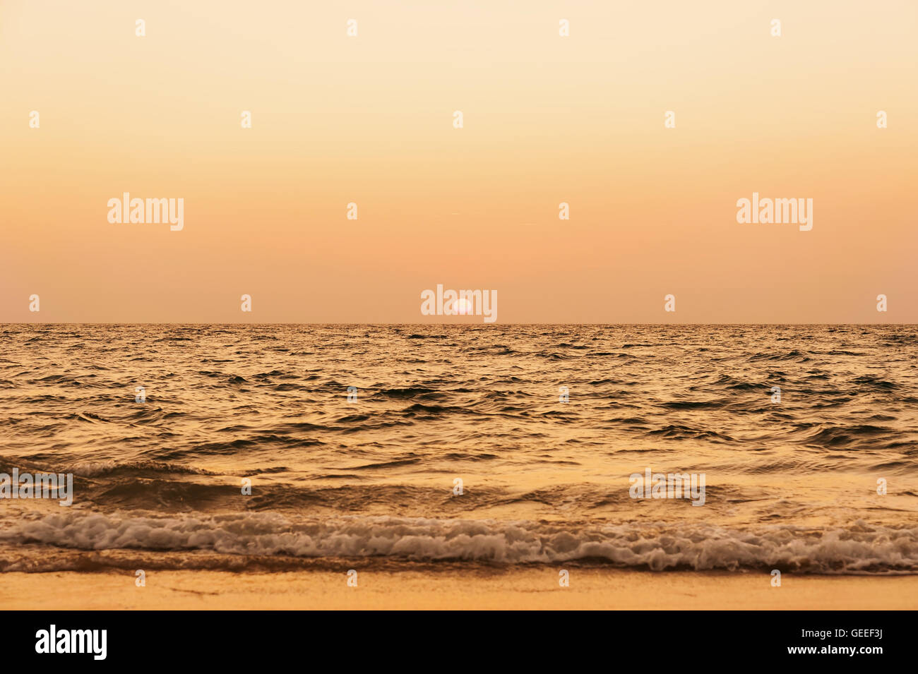 Beach sunrise de la mer avec sky au crépuscule sur la lumière du soleil et à la lumière du matin Banque D'Images