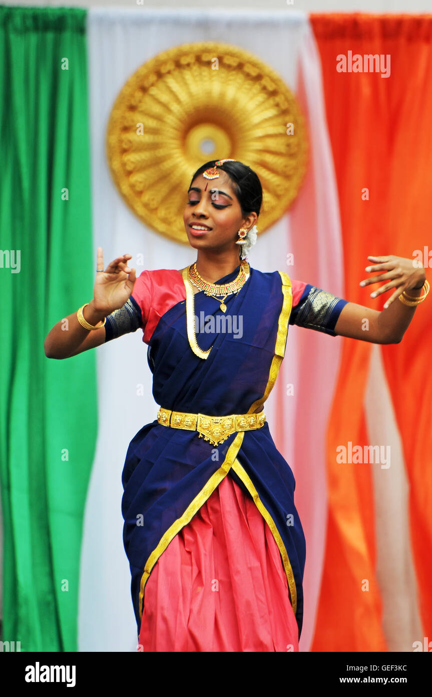 Danseuse indienne , le drapeau de l'Inde dans l'arrière Banque D'Images