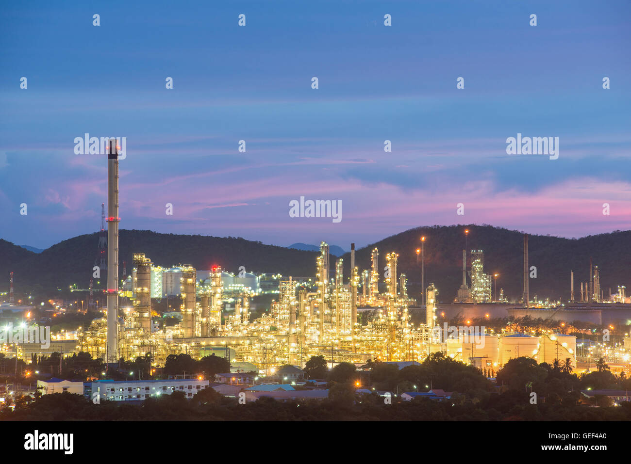 L'industrie des raffineries de pétrole dans la nuit. L'industrie des raffineries de pétrole à Chonburi, Thaïlande. Offres et demandes de l'industrie du paysage en Thaïlande. Banque D'Images