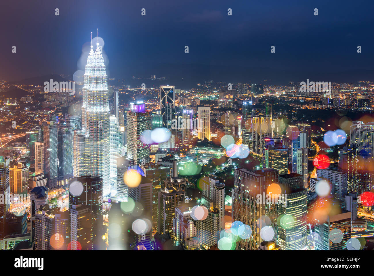 Vue aérienne de Kuala lumper gratte-ciel de nuit, Kuala Lumpur, Malaisie Banque D'Images