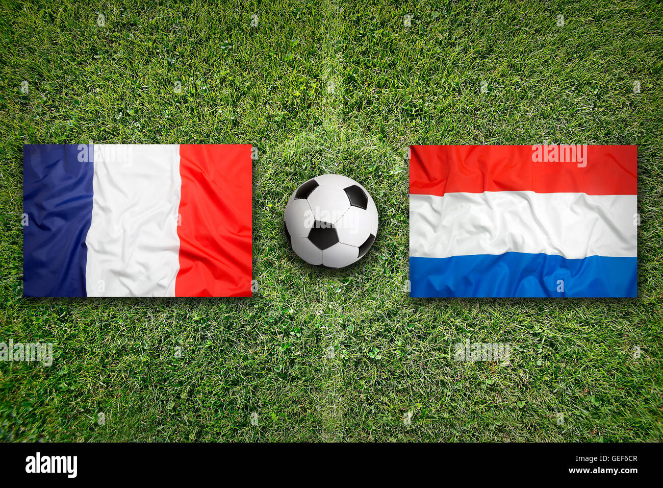 France vs Pays-bas les drapeaux sur le terrain de soccer vert Banque D'Images