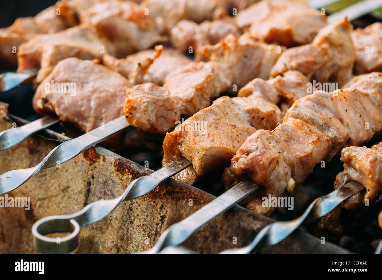 Caucase mariné grillé viande barbecue Brochettes shish kebab Viande de porc grillées sur Metal brochette. Personne ne Banque D'Images