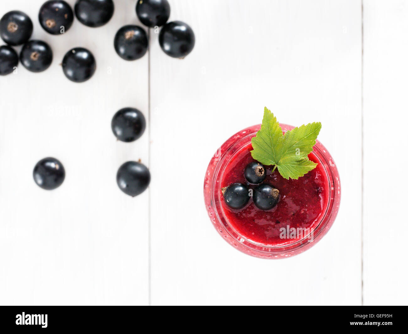 Délicieux smoothie cassis avec les baies fraîches Banque D'Images