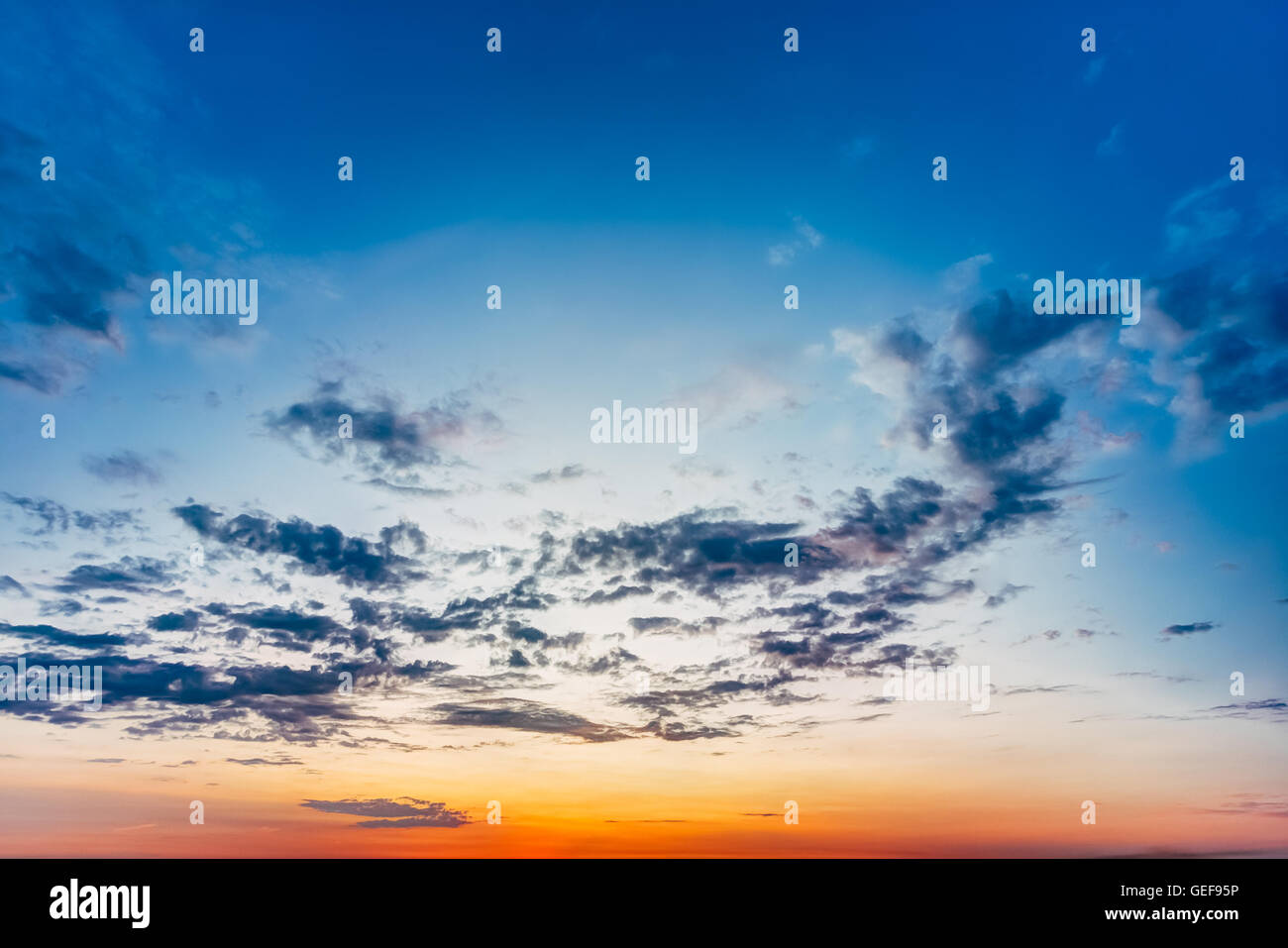 Ciel dramatique, d'un bleu vif, orange et jaune Coucher du soleil lever du soleil au crépuscule Banque D'Images