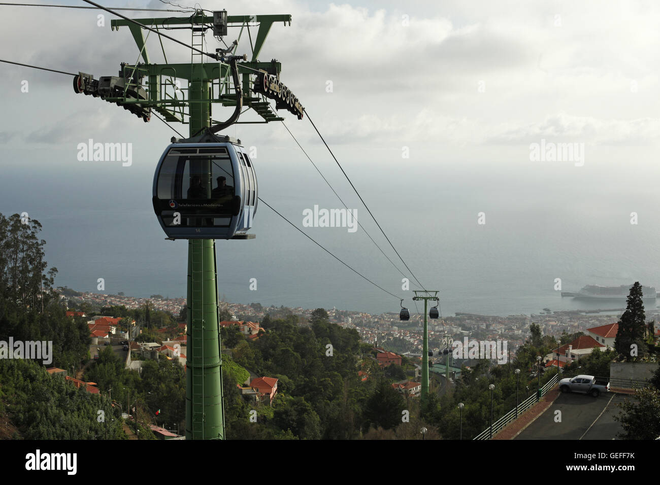 O Teleférico do Funchal ou do Monte. Superbe vue du téléphérique passant jusqu'à la montagne de la ville de Funchal, Madère Banque D'Images