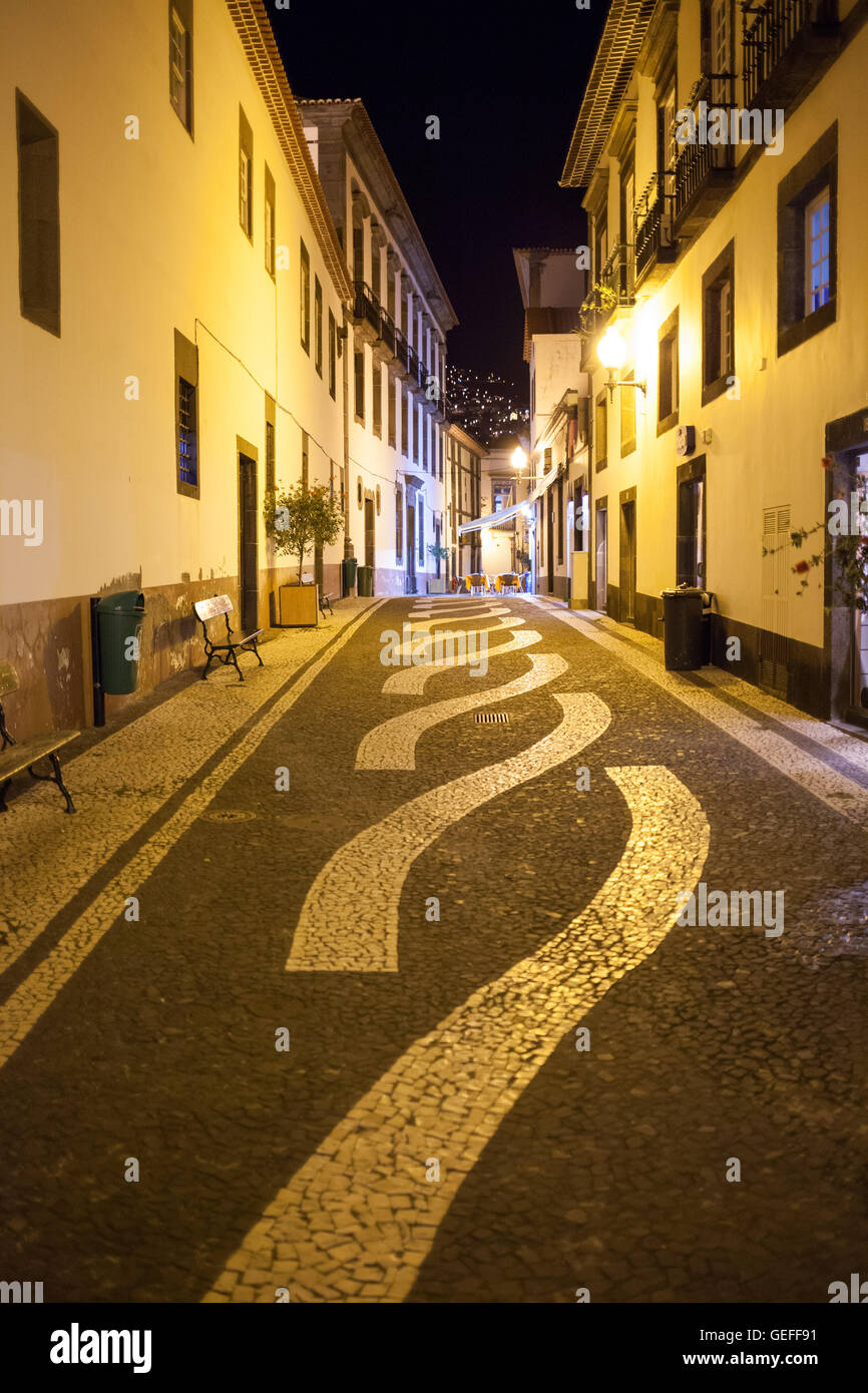 Sol carrelé traditionnellement dans les rues du vieux quartier de Funchal à Madère Banque D'Images