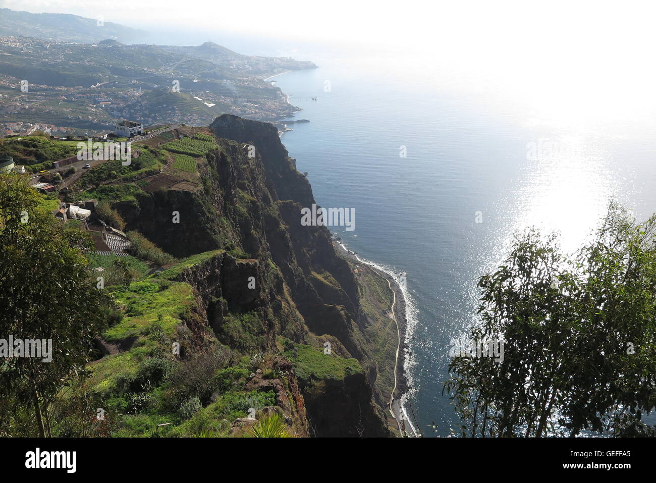 Cabo Girão, sur la côte sud de Madère dans l'océan Atlantique. La vue est de Miradouro (vue) do Cabo Girão. Banque D'Images