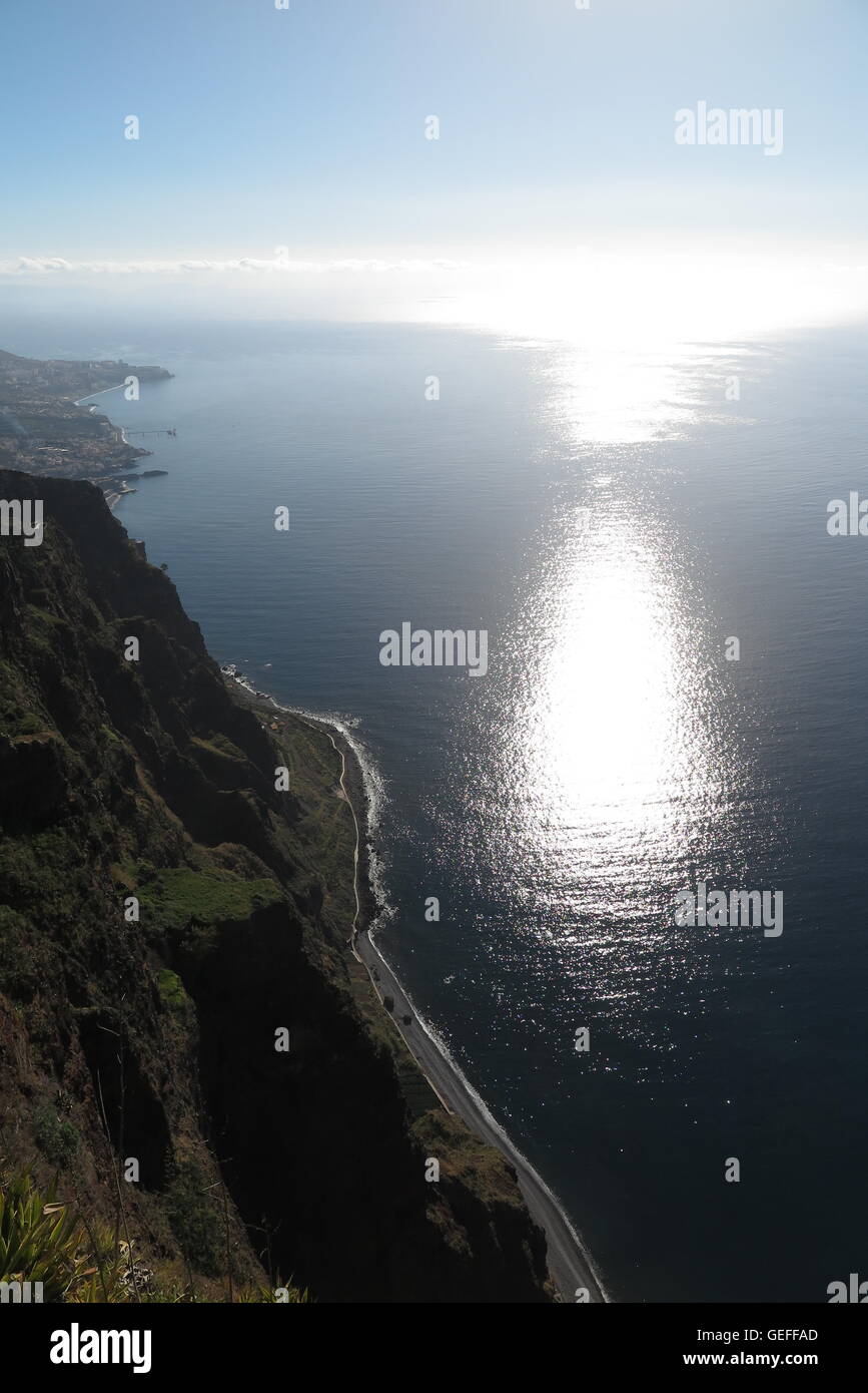 Cabo Girão, sur la côte sud de Madère dans l'océan Atlantique. La vue vers le bas est de Miradouro (vue) do Cabo Girão. Banque D'Images