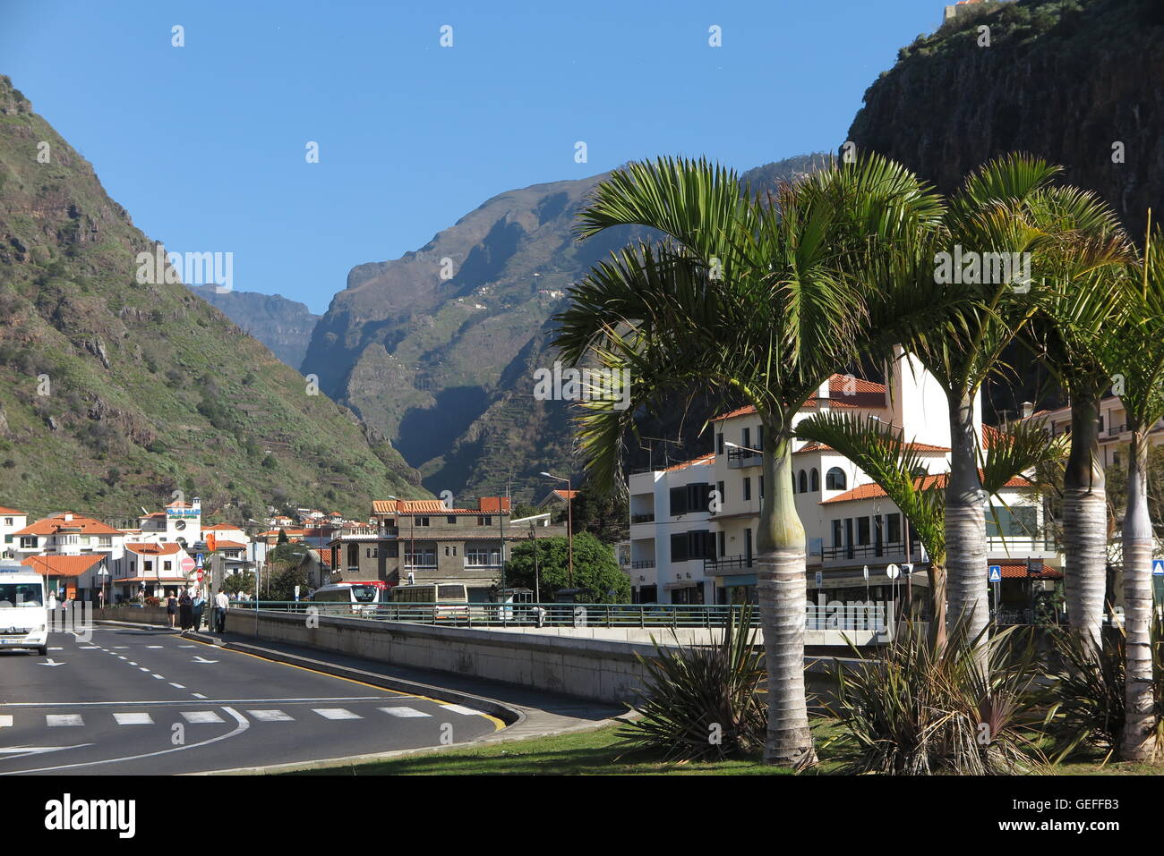 La ville de Ribeira Brava, sur la côte sud de l'île de Madère, soutenu par les montagnes volcaniques Banque D'Images