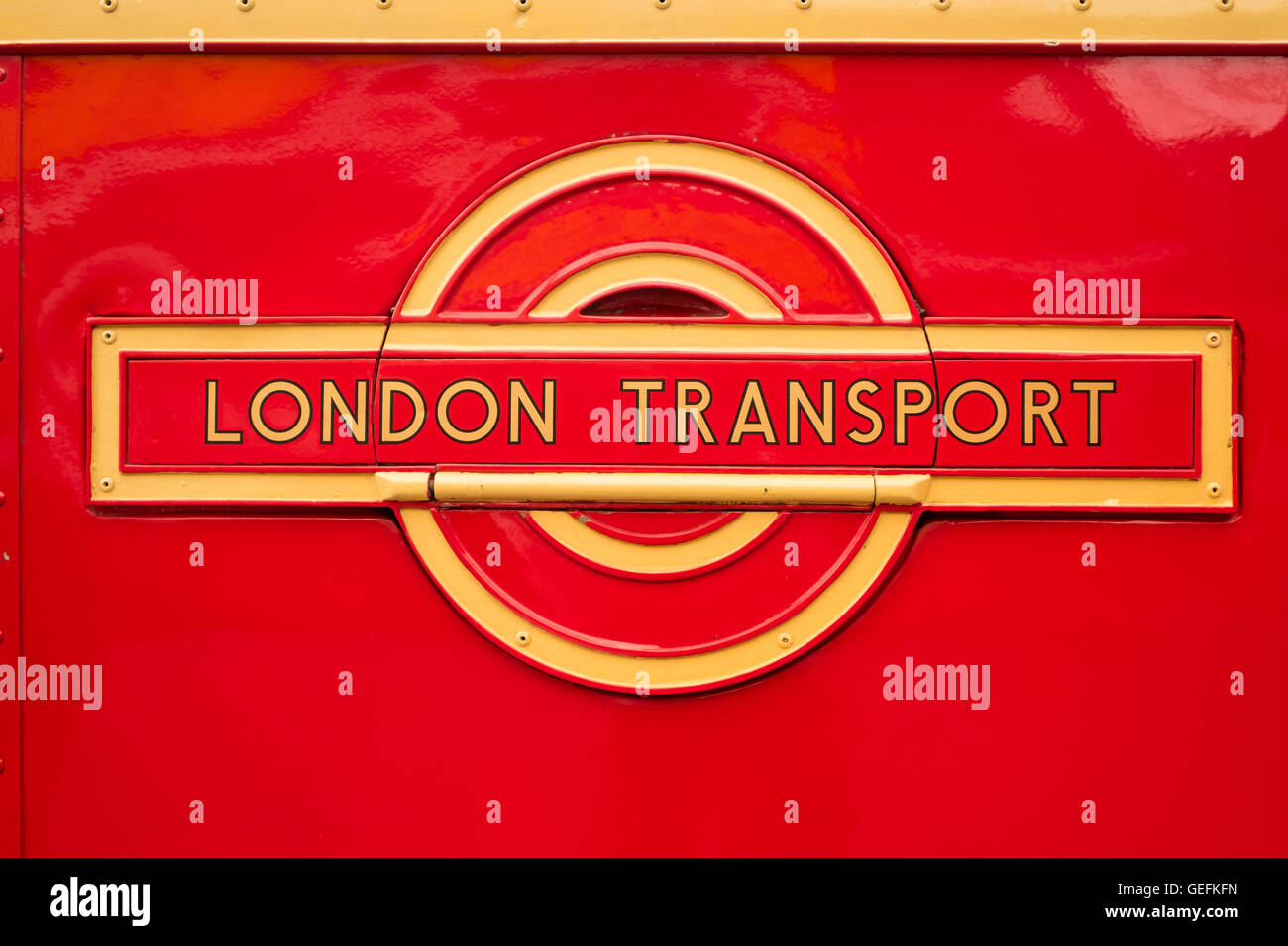 WEYBRIDGE, Surrey, UK - 9 août 2015 : un rouge vintage London Transport sur un badge vintage London bus. Banque D'Images