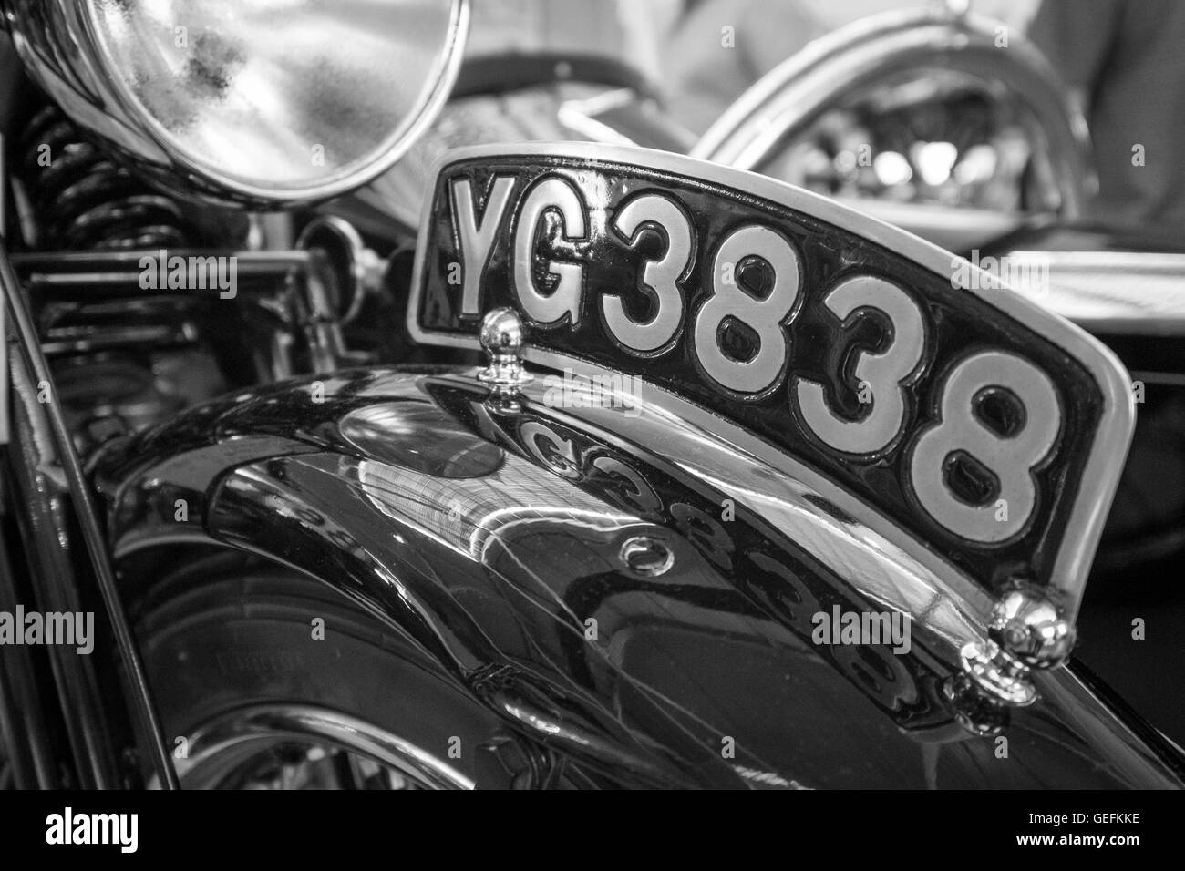 WEYBRIDGE, Surrey, UK - 9 août 2013 : un noir et blanc granuleux de l'image sur une plaque d'une moto vintage à Brooklands Mo Banque D'Images