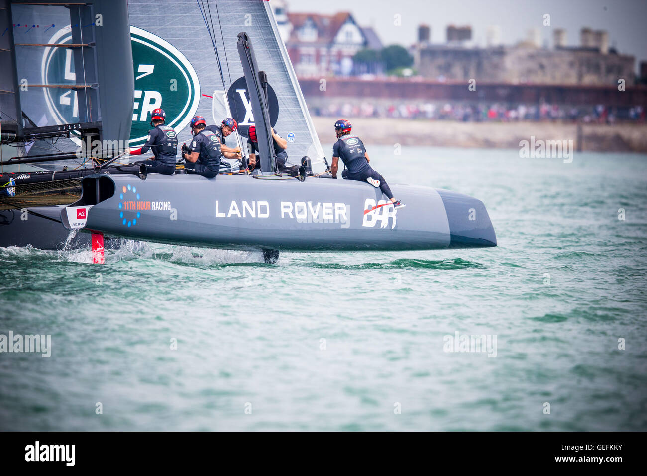 PORTSMOUTH, Royaume-Uni : juillet, 22, 2016 Land Rover Bar sailing team le jour 1 de la Louis Vuitton America's Cup World Series. Banque D'Images