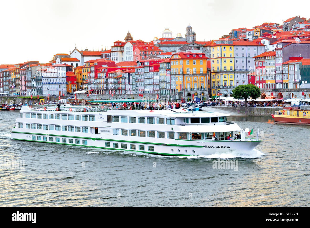 Portugal, Porto : Sites de passage des navires à passagers sur la rivière Douro Ribeirinho Banque D'Images