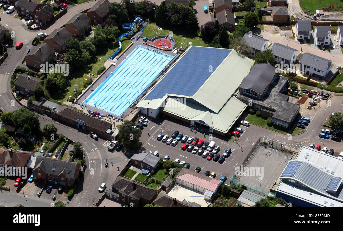 Vue aérienne du centre de loisirs de plein air et Banbury lido piscine, Oxfordshire, UK Banque D'Images