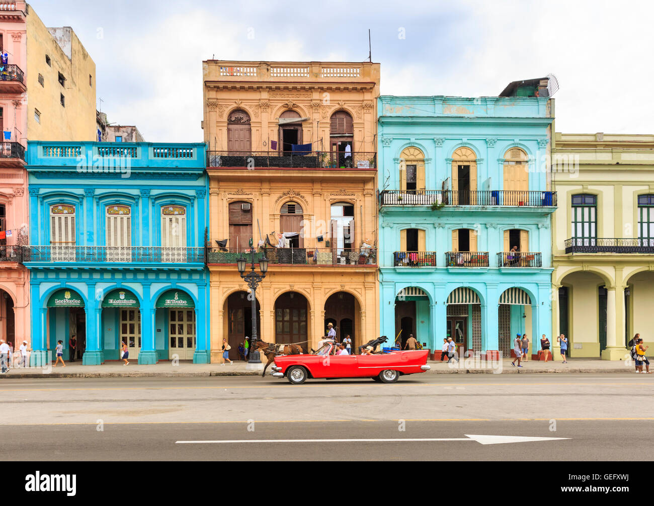 Scène de rue à La Havane - voitures et maisons aux couleurs vives dans le Paseo de Marti, La Vieille Havane, Cuba Banque D'Images