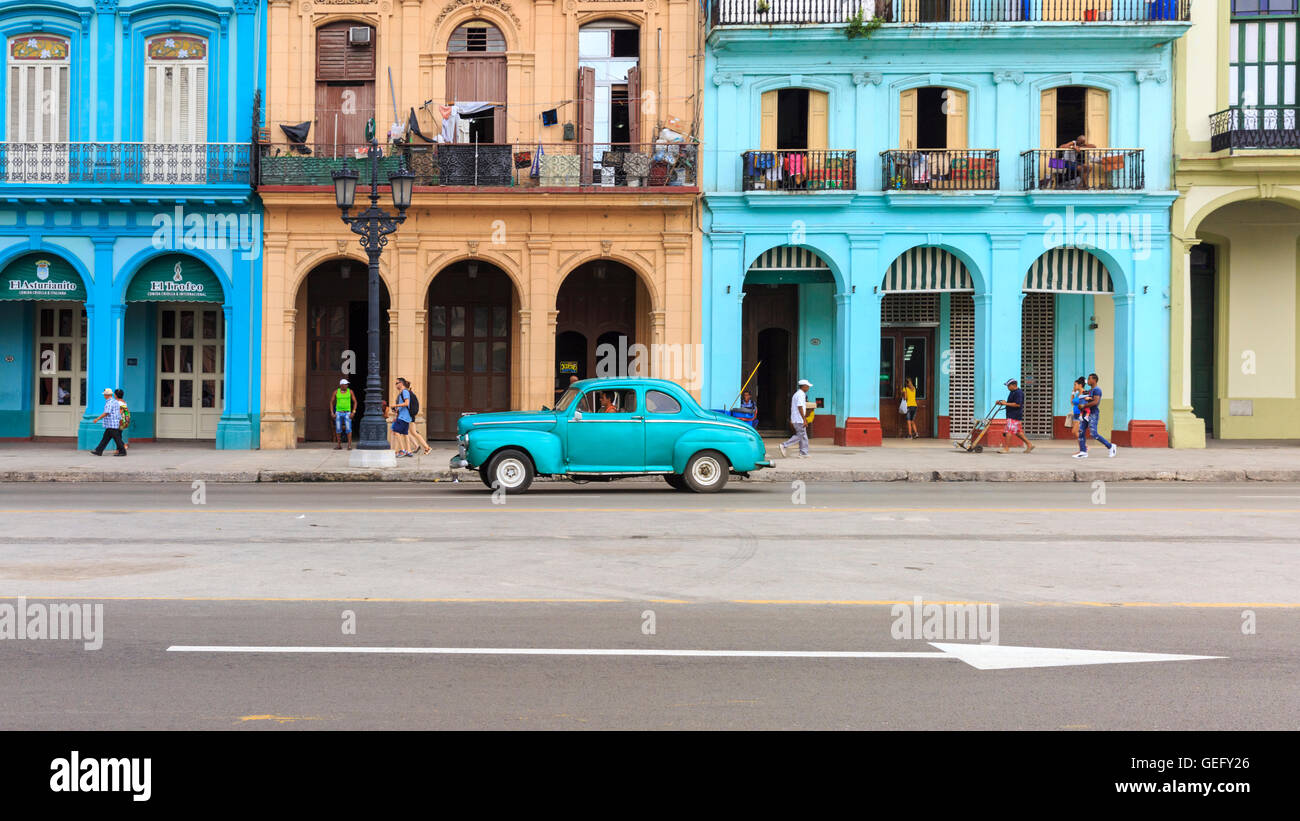 Scène de rue à La Havane - voitures et maisons aux couleurs vives dans le Paseo de Marti, La Vieille Havane, Cuba Banque D'Images