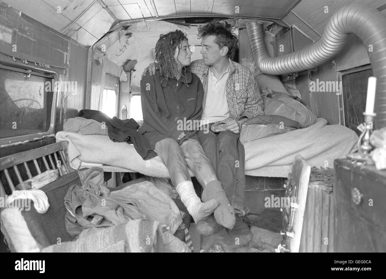 De nouveaux voyageurs d'âge vivant dans un site de voyage à Leigh Woods, Bristol, juste avant qu'ils devaient être expulsés en 1994 Natalie Sweet et partenaire de Spud dans leur camping- Banque D'Images