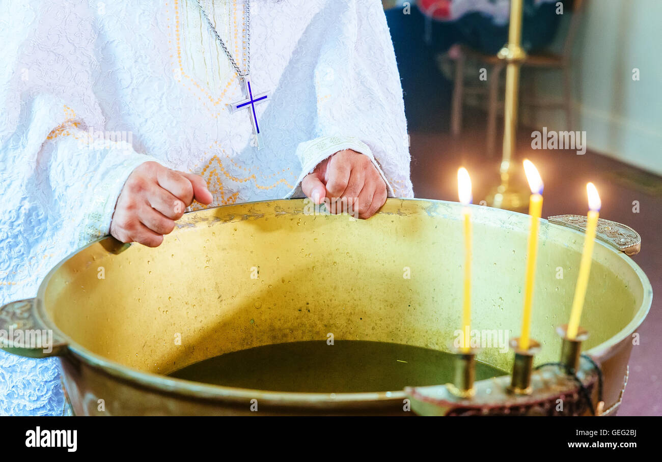 Le baptême de l'chrétiens orthodoxes, la croix est descendu dans l'eau ...