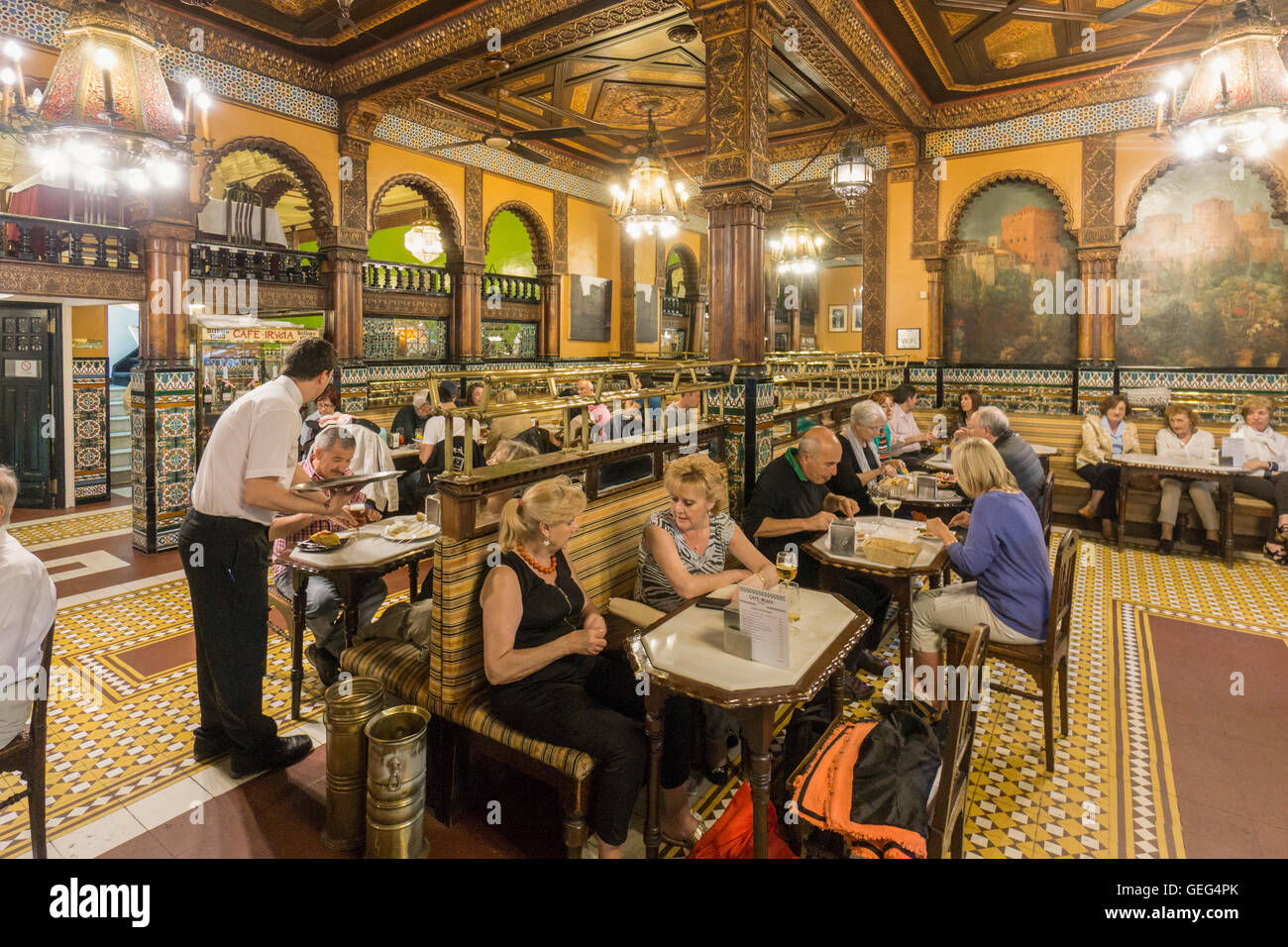 Intérieur de la Café Iruna historique fondé en 1903, Bilbao, Pays Basque, Espagne Banque D'Images