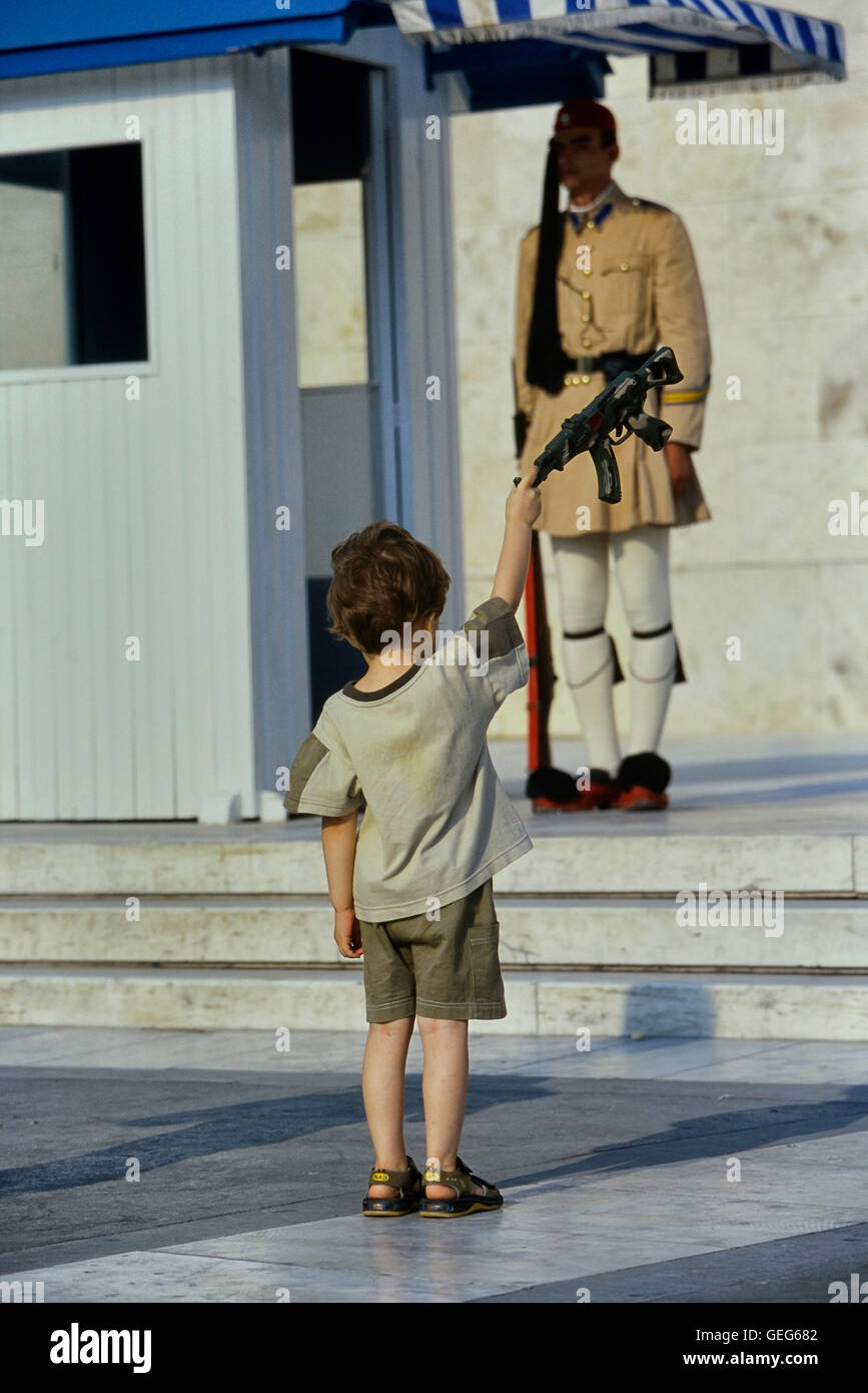 Evzone qui gardaient la Tombe du Soldat inconnu à Athènes copiée par un petit garçon. La Grèce. L'Europe Banque D'Images