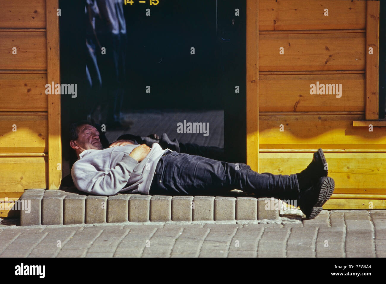 Homme endormi dans l'embrasure d'une vodka store. Zakopane. La Pologne. Banque D'Images