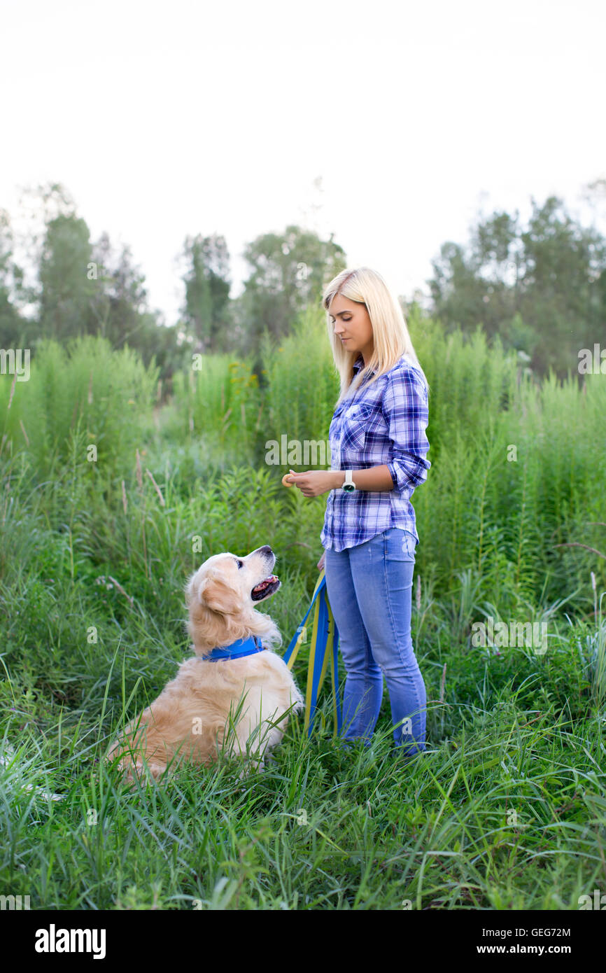 Fille qui marche avec un chien Banque D'Images