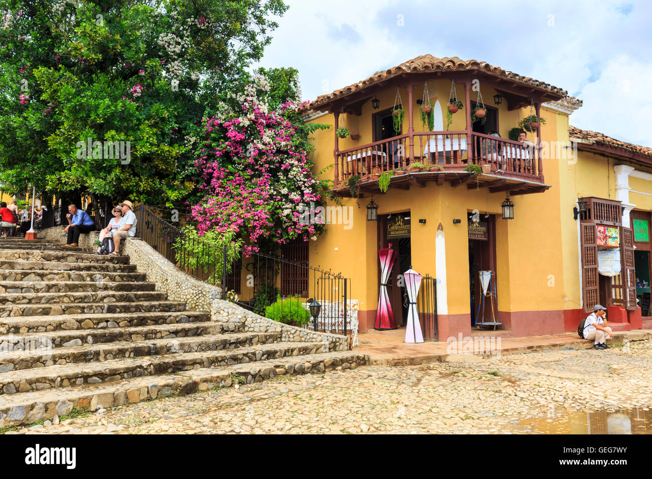 Restaurant et étapes par Casa de la Musica, la Plaza Mayor, Trinidad, Cuba Banque D'Images