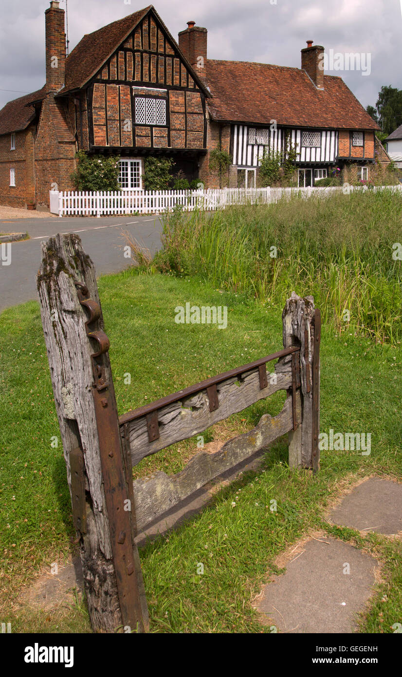 Le vieux village stocks Manor House & Étang Essendine Hertfordhire UK Fin juin Banque D'Images
